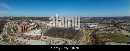 Vue aérienne de l'Université du Maryland Baltimore County UMBC Catonsville bureau d'admission, piscine, communs, quad, Honors College, bureau d'admission, retri Banque D'Images