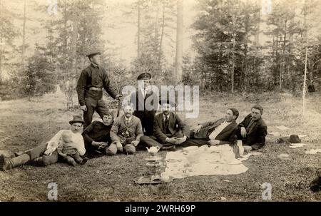 Employés de la verrerie Znamensky en promenade en forêt dans les environs du village, 1910-1913. D'une collection qui comprend plus de quatre cents photographies de la vie quotidienne dans la province de Yenisei à la fin de la période tsariste. Les photographies incluent des paysans, des Cosaques et des fonctionnaires de haut rang. Krasnoiarsk Krai Musée d'histoire régionale et de vie folklorique Banque D'Images