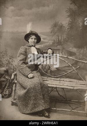 Milliner Buyanova Tatyana Ivanovna., 1910-1919. D'une collection de 136 photographies d'Irkoutsk de la fin du XIXe et du début du XXe siècle. Les photographies montrent des vues de la ville d'Irkoutsk et de la campagne de la province d'Irkoutsk ; les moyens de transport ; et les citoyens, y compris leur mode de vie, leurs activités sociales et leurs formes de divertissement. Musée d'histoire municipale d'Irkoutsk Banque D'Images