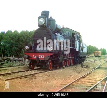 Machine à vapeur "Kompaund" avec un surchauffeur Schmidt, 1910. Une locomotive "Compound" avec une chaudière Schmidt est montrée sur la voie ferrée entre Perm' et Ekaterinbourg dans la région de l'Oural dans la partie extrême-orientale de la Russie européenne. Le wagon en arrière-plan est considéré comme le laboratoire photographique itinérant de Prokudin-Gorskii et les quartiers d'habitation. Banque D'Images