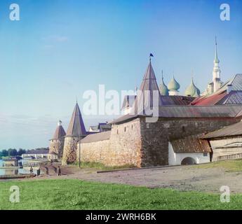 Vue du monastère Solovetsky depuis la terre, îles Solovetski, 1915. Vue sur le monastère de Solovetskii, fondé au début du XVe siècle sur une île de la mer Blanche à l'extrême nord de la Russie européenne, a été pendant des siècles l'une des plus importantes institutions monastiques et culturelles de Russie. Les murs épais montrés sur cette photo ont protégé le monastère des envahisseurs étrangers à plusieurs reprises. Le monastère a été partiellement détruit au début de la période soviétique et est devenu le site du premier grand camp de concentration du système du Goulag. Dans l'ère post-soviétique, il a été retourné à l'Ortho Banque D'Images