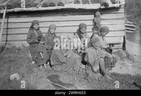 Shoria femmes faire des chaussures, 1913. D'une collection de 109 photographies prises lors d'une expédition topographique de 1913 à Gornaia Shoria dans la région de l'Altaï et d'une autre expédition topographique dans la région de Mrasskii, district de Kuznetskii (partie centrale de Gornaia Shoria). Les photographies reflètent à la fois les activités de l'expédition et la vie des habitants de cette région. Musée d'études régionales de l'État de l'Altaï Banque D'Images