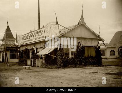 Pavillon des machines R. Wolf, 1911. D'une collection de photographies documentant la première exposition commerciale agricole, forestière et industrielle de Sibérie occidentale, qui a eu lieu à Omsk en 1911. L'exposition a eu lieu du 15 juin au 1er août de la même année, et a été un événement important dans la vie de la région sibérienne. Rien à cette échelle ou à ce niveau d’ambition n’avait jamais été mis en scène en Sibérie. Musée d'État d'Omsk d'histoire régionale et de vie folklorique Banque D'Images