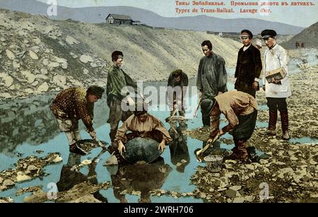 Types de Transbaikalie. Lavage de l'or dans des plateaux, 1900. Carte postale d'une collection de 103 cartes postales de la ville de Nikolaïevsk-sur-l'amour au début du XXe siècle. La collection fournit un témoignage photographique unique du développement de la ville et de la région du Bas-amour à cette période. Les cartes offrent des vues de l'aspect architectural de la vieille ville (particulièrement précieux, parce que pendant la guerre civile russe Nikolaïevsk-sur-l'amour a été détruit et brûlé), ainsi que de la culture, la vie quotidienne et les occupations des résidents, et des différents groupes ethniques qui composent la population de th Banque D'Images