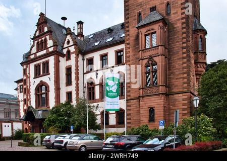 Weinheim, Allemagne - 19 mai 2021 : voitures garées devant un bâtiment hstoric à Weinheim, Allemagne. Banque D'Images