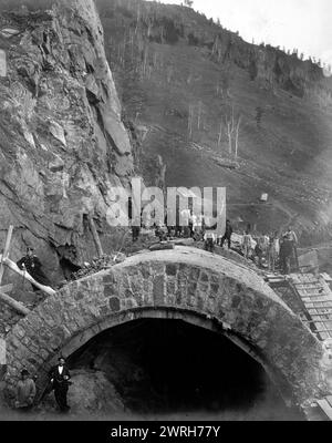 Vue d'une arche de passage souterrain au Verst 15, 1900-1904. Dans la seconde moitié du XIXe siècle, la Russie a connu une période de développement ferroviaire qui a culminé avec la construction du chemin de fer transsibérien. Semblable aux grands chemins de fer vers le Pacifique aux États-Unis et au Canada, la ligne transcontinentale russe était destinée à approvisionner et peupler la Sibérie ainsi qu'à livrer des matières premières aux industries en développement rapide à l'ouest de l'Oural. Cette photographie est tirée d'un album de 56 photographies de la Collection de documents documentaires sur l'histoire du chemin de fer de Sibérie occidentale (1 Banque D'Images