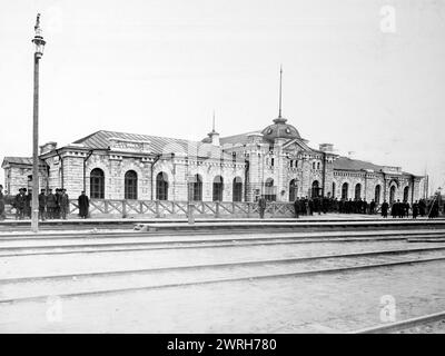 Le terminal de la gare de Sliudianka, 1900-1904. Dans la seconde moitié du XIXe siècle, la Russie a connu une période de développement ferroviaire qui a culminé avec la construction du chemin de fer transsibérien. Semblable aux grands chemins de fer vers le Pacifique aux États-Unis et au Canada, la ligne transcontinentale russe était destinée à approvisionner et peupler la Sibérie ainsi qu'à livrer des matières premières aux industries en développement rapide à l'ouest de l'Oural. Cette photographie est tirée d'un album de 56 photographies de la Collection de documents documentaires sur l'histoire du chemin de fer de Sibérie occidentale (1890 Banque D'Images