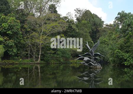 Installation de sculptures en bronze de cygnes prenant leur envol dans le lac des Cygnes, jardins botaniques de Singapour, site classé au patrimoine mondial de l'UNESCO Banque D'Images