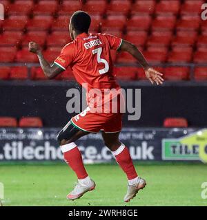 Walsall, Royaume-Uni. 12 mars 2024. Liam Gordon de Walsall s'envole alors que l'équipe locale voit désespérément les minutes restantes du match lors du match EFL Sky Bet League 2 entre Walsall et Barrow au Poundland Bescot Stadium, Walsall, Angleterre, le 12 mars 2024. Photo de Stuart Leggett. Utilisation éditoriale uniquement, licence requise pour une utilisation commerciale. Aucune utilisation dans les Paris, les jeux ou les publications d'un club/ligue/joueur. Crédit : UK Sports pics Ltd/Alamy Live News Banque D'Images