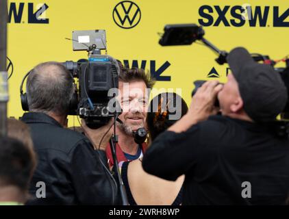 Austin, Texas, États-Unis. 12 mars 2024. Le réalisateur DAVID LEITCH du nouveau film ''The Fall Guy'' marche sur le tapis rouge devant le Paramount Theater dans le centre-ville d'Austin lors de la première du film South by Southwest (SXSW) le 12 mars 2024. (Crédit image : © Bob Daemmrich/ZUMA Press Wire) USAGE ÉDITORIAL SEULEMENT! Non destiné à UN USAGE commercial ! Banque D'Images