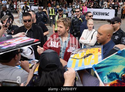 Austin, Texas, États-Unis. 12 mars 2024. L'acteur RYAN GOSLING, qui incarne Colt Seavers dans le prochain film ''The Fall Guy'', accueille les fans devant le Paramount Theater du centre-ville d'Austin lors de la première du film South by Southwest (SXSW) le 12 mars 2024. (Crédit image : © Bob Daemmrich/ZUMA Press Wire) USAGE ÉDITORIAL SEULEMENT! Non destiné à UN USAGE commercial ! Banque D'Images