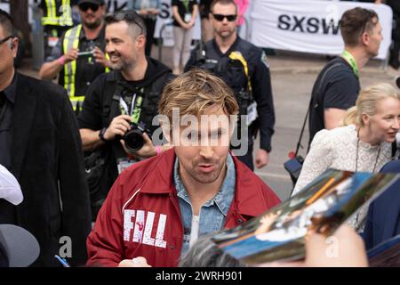 Austin, Texas, États-Unis. 12 mars 2024. L'acteur RYAN GOSLING, qui incarne Colt Seavers dans le prochain film ''The Fall Guy'', accueille les fans devant le Paramount Theater du centre-ville d'Austin lors de la première du film South by Southwest (SXSW) le 12 mars 2024. (Crédit image : © Bob Daemmrich/ZUMA Press Wire) USAGE ÉDITORIAL SEULEMENT! Non destiné à UN USAGE commercial ! Banque D'Images