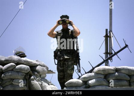 18 mai 1994;Port-au-Prince, Haïti-un soldat américain monte la garde sur le toit de l'ambassade américaine à Port-au-Prince, Haïti. Photo : Wesley Banque D'Images