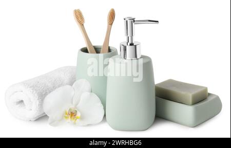 Accessoires de bain. Ensemble de différents produits de soins personnels et fleur isolé sur blanc Banque D'Images