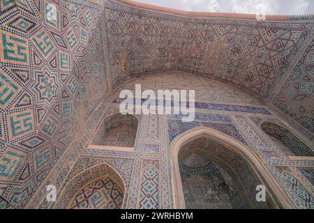 20 JUIN 2023, SAMARKAND, OUZBÉKISTAN : détails du portail voûté ou iwan, un exemple d'architecture islamique, décoré avec l'Ouzbékistan traditionnel Banque D'Images