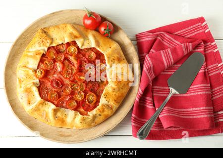 Savoureuse galette de tomates (galette Caprese) sur table en bois blanc, vue de dessus Banque D'Images