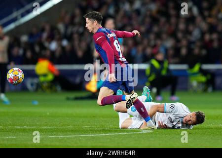 Barcelone, Espagne. 12 mars 2024. Robert Lewandowski (FC Barcelone) affronte Amir Rrahmani (SSC Napoli) lors du match de football de la Ligue des Champions entre le FC Barcelone et la SSC Napoli, au stade Estadi Lluis Companys de Barcelone, Espagne, le 12 mars 2024. Foto : Siu Wu crédit : dpa/Alamy Live News Banque D'Images