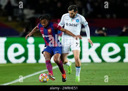 Barcelone, Espagne. 12 mars 2024. Jules Kounde (FC Barcelone) affronte Khvicha Kvaratskhelia (SSC Napoli) lors du match de la Ligue des Champions entre le FC Barcelone et la SSC Napoli, au stade Estadi Lluis Companys de Barcelone, Espagne, le 12 mars 2024. Foto : Siu Wu crédit : dpa/Alamy Live News Banque D'Images