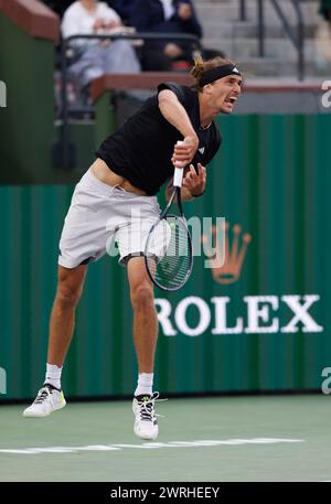 12 mars 2024 Alexander Zverev, de l'Allemagne, sert contre Alex de Minaur, de l'Australie, lors de l'Open BNP Paribas à Indian Wells, EN CALIFORNIE. Charles Baus/CSM Banque D'Images