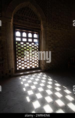 27 JUIN 2023, BOUKHARA, OUZBÉKISTAN : Mausolée Ismail Samani ou intérieur du mausolée Samanide avec l'ombre de la fenêtre au coucher du soleil, 9e -10e cen Banque D'Images