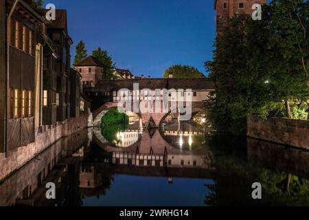 Vue nocturne du pont de Hangman à Nuremberg Banque D'Images