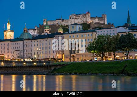 Vue en soirée de l'architecture traditionnelle de la vieille ville et de la forteresse Hohensalzburg le long de la rivière Salzach le 04 septembre 2022 à Salzbourg, Allemagne Banque D'Images