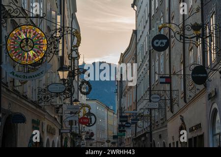 Il s'agit de la rue commerçante Getreidegasse avec des enseignes de magasins et de vieux bâtiments traditionnels le 06 septembre 2022 à Salzbourg, en Autriche Banque D'Images