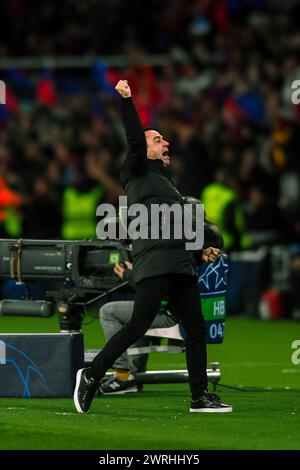 Barcelone, Espagne. 12 mars 2024. Xavi Hernandez, entraîneur-chef de Barcelone, célèbre lors de la manche de la Ligue des Champions de l'UEFA du 16e match de deuxième manche entre le FC Barcelone et Napoli à Barcelone, en Espagne, le 12 mars 2024. Crédit : Joan Gosa/Xinhua/Alamy Live News Banque D'Images