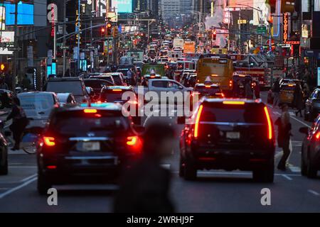 La circulation se déplace le long de la septième Avenue à Times Square le 12 mars 2024 à New York. Banque D'Images