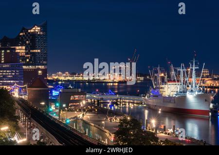 Il s'agit d'une vue nocturne du front de mer de Hambourg, une destination de voyage populaire le 12 septembre 2022 à Hambourg, en Allemagne Banque D'Images