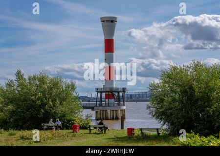 Il s'agit d'une vue panoramique sur le phare bas, un célèbre monument de front de mer dans la région de Blankenese le 13 septembre 2022 à Hambourg, en Allemagne Banque D'Images