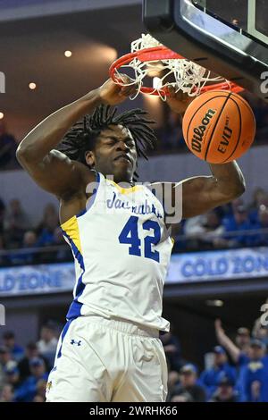 L'attaquant William Kyle III (42) des Jackrabbits de l'État du Dakota du Sud se lance dans un dunk lors de la finale masculine du tournoi de basketball de la Summit League entre les Denver Pioneers et les Jackrabbits de l'État du Dakota du Sud au Denny Sanford premier Center à Sioux Falls, Dakota du Sud, le mardi 12 mars 2024. Russell Hons/CSM. Banque D'Images