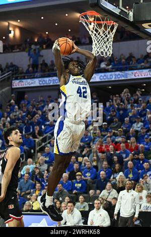 L'attaquant William Kyle III (42) des Jackrabbits de l'État du Dakota du Sud se lance dans un dunk lors de la finale masculine du tournoi de basketball de la Summit League entre les Denver Pioneers et les Jackrabbits de l'État du Dakota du Sud au Denny Sanford premier Center à Sioux Falls, Dakota du Sud, le mardi 12 mars 2024. Russell Hons/CSM. Banque D'Images