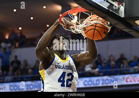 L'attaquant William Kyle III (42) des Jackrabbits de l'État du Dakota du Sud se lance dans un dunk lors de la finale masculine du tournoi de basketball de la Summit League entre les Denver Pioneers et les Jackrabbits de l'État du Dakota du Sud au Denny Sanford premier Center à Sioux Falls, Dakota du Sud, le mardi 12 mars 2024. Russell Hons/CSM. Banque D'Images