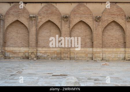 Détails du mur de briques de l'architecture traditionnelle ouzbèke d'une madrasah ou d'une mosquée. Banque D'Images