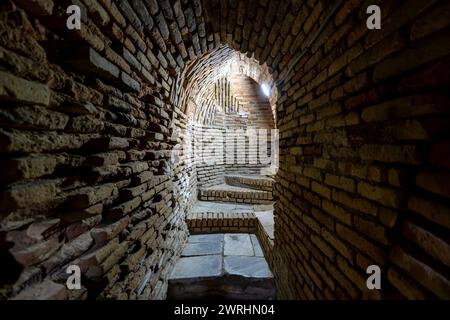 marches de pierre à l'intérieur du passage d'une ancienne mosquée ou minaret. Intérieur de Bibi-Khanim à Samarcande, Ouzbékistan Banque D'Images