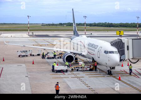 Merida Mexique, Manuel Crescencio Rejon Merida Aéroport International, Tarmac terminal hall zone de porte, vue par la fenêtre, AeroMexico commercial Airli Banque D'Images