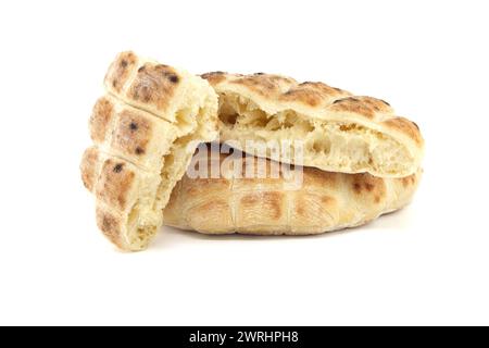 Pile de pains plats pita ronds isolés sur un fond blanc, le pain pita a une poche et est coupé ouvert, mettant en valeur leur intérieur doux Banque D'Images