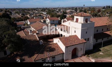 Vue aérienne d'une église historique et des environs de Santa Maria, Californie, États-Unis. Banque D'Images