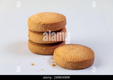 Une appétissante photo en gros plan d'un seul cookie fraîchement cuit sur un fond blanc Banque D'Images