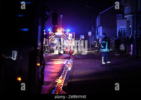 Papenburg, Allemagne. 13 mars 2024. Les pompiers travaillent sur les lieux. Un incendie à Papenburg-Untenende (district d'Emsland) a causé des dégâts matériels importants mercredi soir. L'incendie s'est déclaré dans un appartement d'un immeuble. Crédit : Lars Penning/dpa/Alamy Live News Banque D'Images