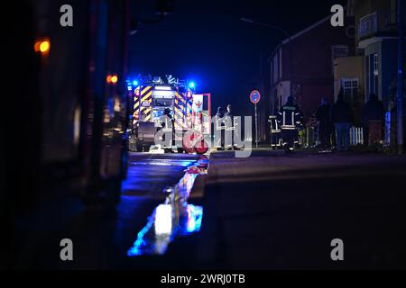 Papenburg, Allemagne. 13 mars 2024. Les pompiers travaillent sur les lieux. Un incendie à Papenburg-Untenende (district d'Emsland) a causé des dégâts matériels importants mercredi soir. L'incendie s'est déclaré dans un appartement d'un immeuble. Crédit : Lars Penning/dpa/Alamy Live News Banque D'Images