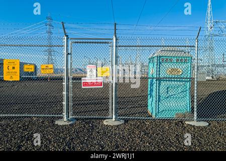 Panneaux d'avertissement affichés sur la clôture de la sous-station électrique de Maupin, Oregon, États-Unis Banque D'Images