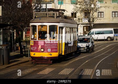 Emblématique Tram 28 parcourant les rues historiques de Lisbonne, Portugal, un jour ensoleillé. 1er février 2024. Banque D'Images