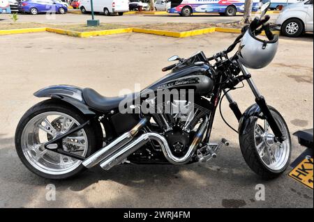 Black Harley-Davidson garé sur une place, Cuba, Amérique centrale Banque D'Images