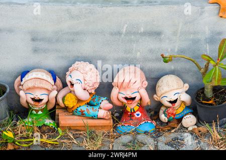 Poupées d'argile, rire figures d'argile dans le jardin, asiatique, figure, enfants, enfance, rire, amusant, positif, figures d'argile, gnome de jardin, décoration Banque D'Images