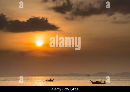 Coucher de soleil sur la plage de Railay, ambiance du soir, soleil, soirée, bateau, mer, paysage marin, nuage, rayon de soleil, romantique, océan, nature, vacances à la plage, vacances à la plage Banque D'Images