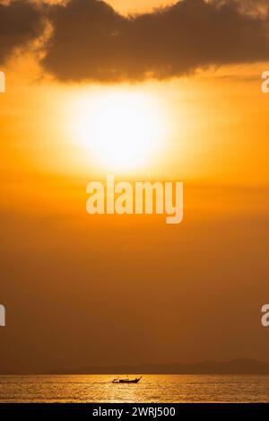 Coucher de soleil sur la plage de Railay, ambiance du soir, soleil, soirée, bateau, mer, paysage marin, nuage, rayon de soleil, romantique, océan, nature, vacances à la plage, vacances à la plage Banque D'Images