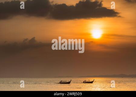 Coucher de soleil sur la plage de Railay, ambiance du soir, soleil, soirée, bateau, mer, paysage marin, nuage, rayon de soleil, romantique, océan, nature, vacances à la plage, vacances à la plage Banque D'Images