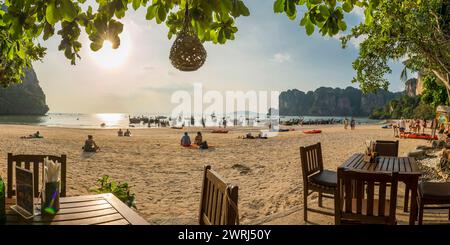 Ambiance du soir à la plage de Railay, plage, nature, plage naturelle, vie de plage, bar de plage, bar de plage, gastronomie, naturel, paysage, paysage naturel Banque D'Images